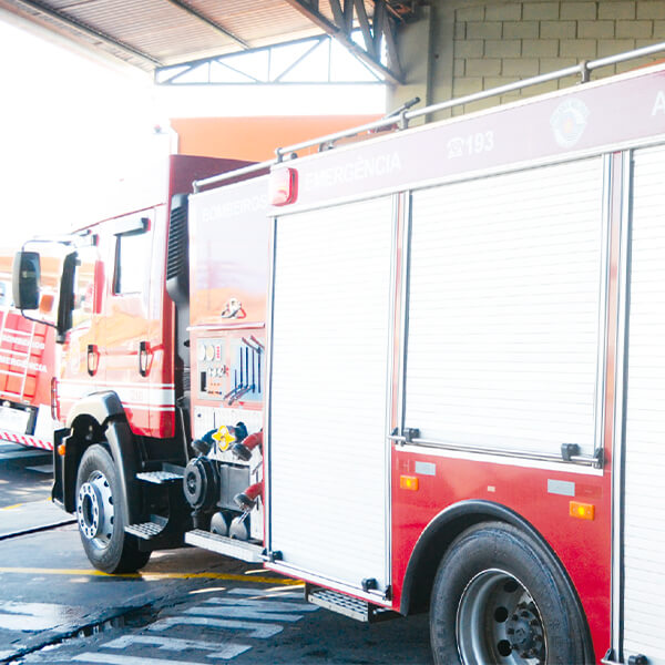 Doação de Veículo e equipamentos de segurança para aprimorar a atuação do Corpo de Bombeiros de Ibitinga, o qual é mantido através de parceria entre a Prefeitura e o Governo do Estado.