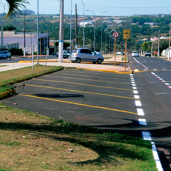 Reurbanização e implantação do estacionamento 450 (trecho 1) da Av. Engenheiro Ivanil Francischini - “Perimetral”, em parceria com o Governo do Estado; e implantação da Ciclofaixa.