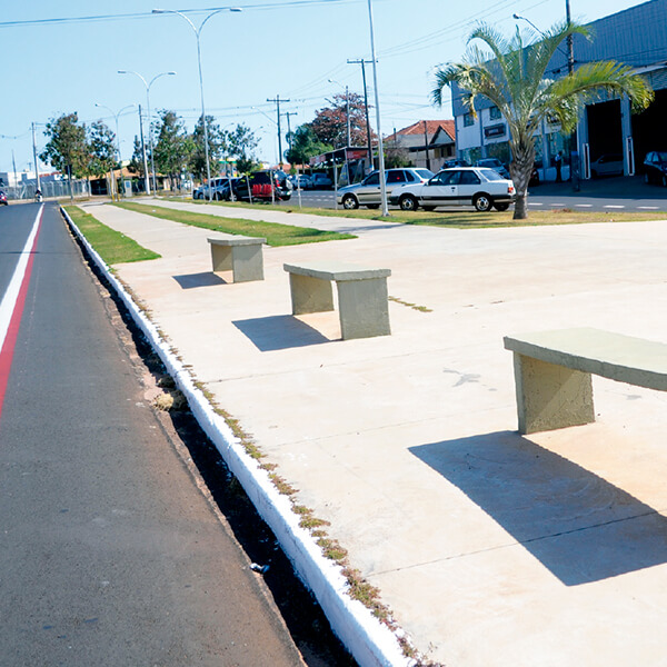 Reurbanização e implantação do estacionamento 450 (trecho 1) da Av. Engenheiro Ivanil Francischini - “Perimetral”, em parceria com o Governo do Estado; e implantação da Ciclofaixa.