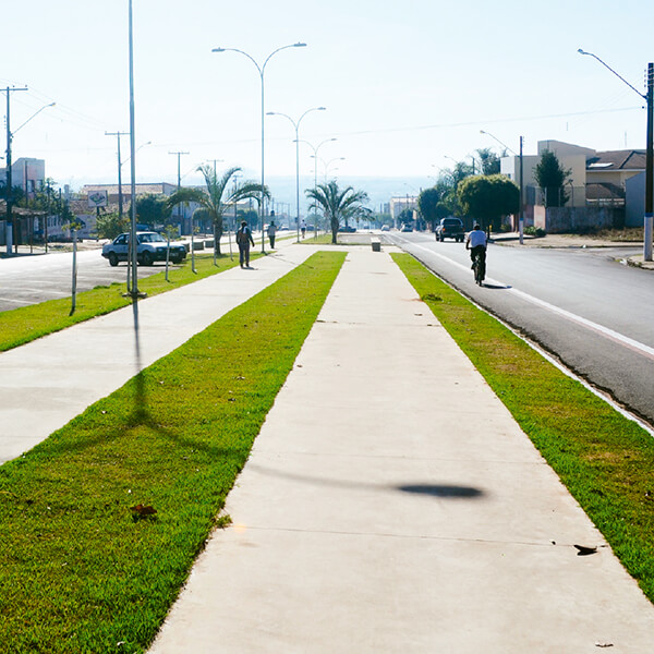 Reurbanização e implantação do estacionamento 450 (trecho 1) da Av. Engenheiro Ivanil Francischini - “Perimetral”, em parceria com o Governo do Estado; e implantação da Ciclofaixa.