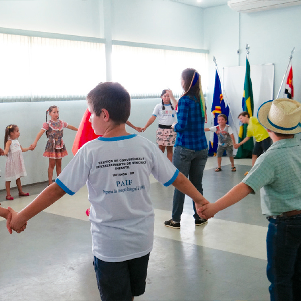 Na área social, além dos cuidados com o assistencialismo, há investimentos em profissionalização, convivência, fortalecimento das relações familiares e melhoria na qualidade de vida.