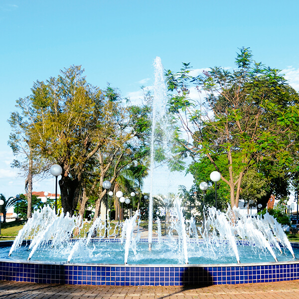 Reforma da Praça “João Abrão” e construção da fonte luminosa, transformando o local em ponto de encontro e de lazer para todas as famílias Ibitinguenses.