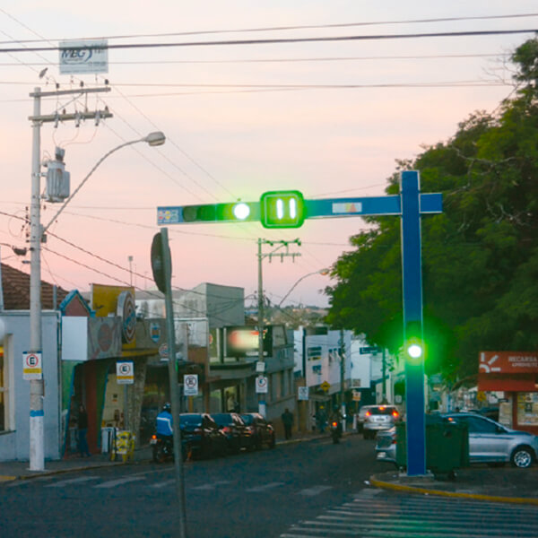 Implantação de nova sinalização viária e modernos semáforos no centro de Ibitinga.