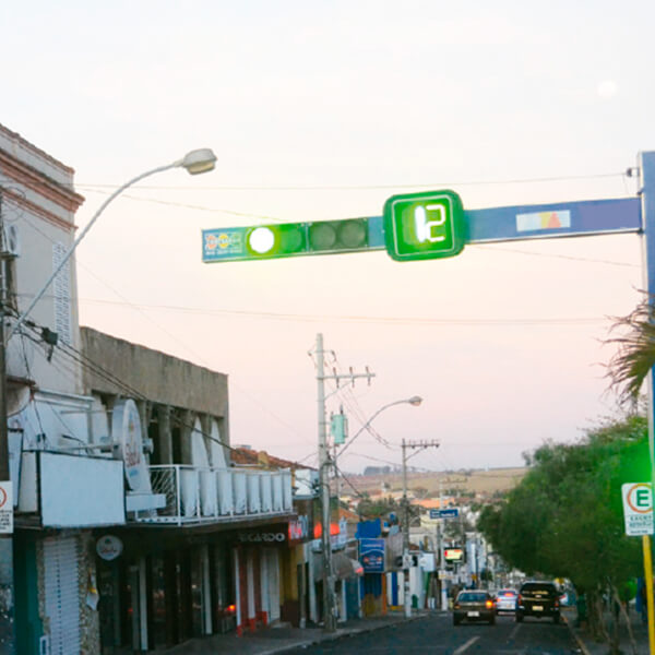 Implantação de nova sinalização viária e modernos semáforos no centro de Ibitinga.