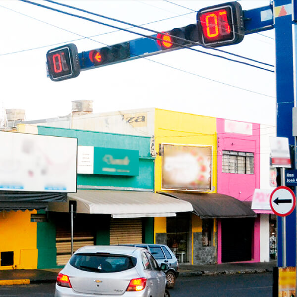 Implantação de nova sinalização viária e modernos semáforos no centro de Ibitinga.